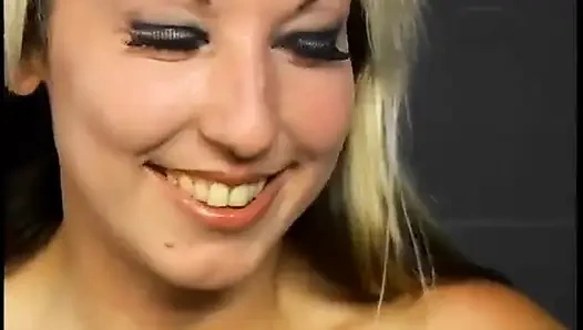 Film çekerken iş başında olan profesyonel modellerin kamera arkası görüntüleri