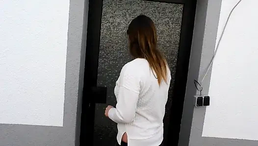 Seksi büyük götlü dövmeli piliç sıkı amından sikiliyor