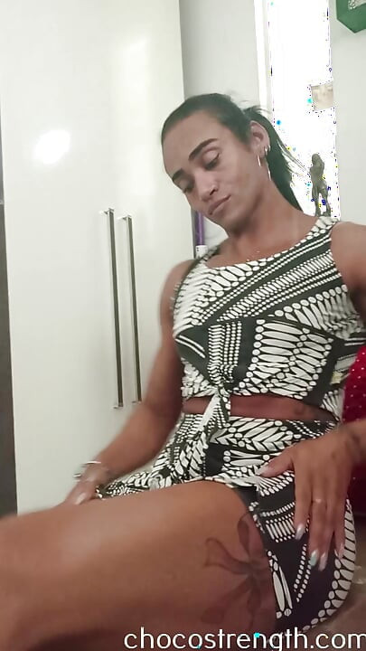 Bu zenci orta yaşlı seksi kadın yeni spor salonu arkadaşın olabilir