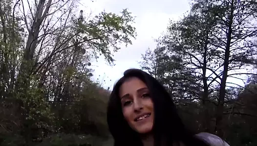 Kookie bumst das duenne Teen mit dem schiefen Zahn