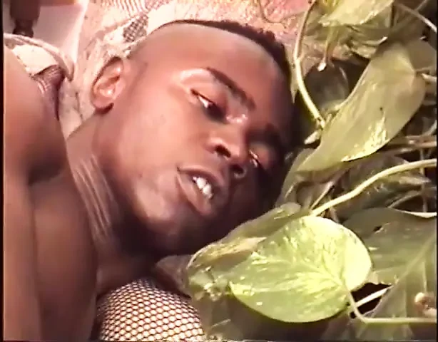 Büyük memeli orta yaşlı seksi kadın... Siyah ve beyaz amcık sikişiyor