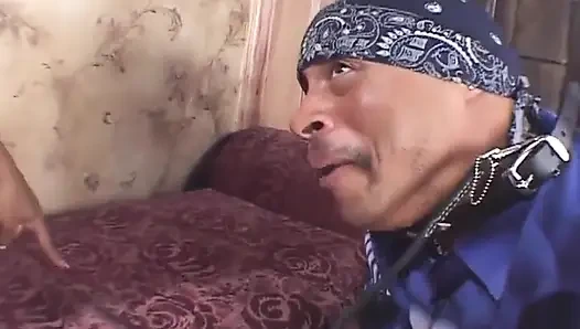 Sapık zenci kaltak büyük zenci yarağıyla vahşi sikişten sonra sperm yiyor