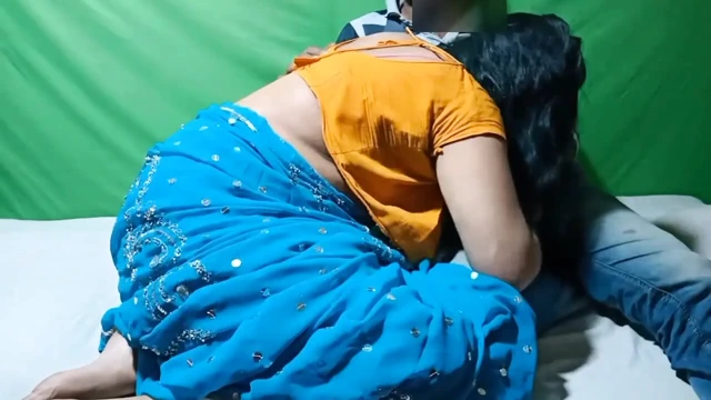 Hintli ateşli kadın evde kayınbiraderi ile sikişiyor.