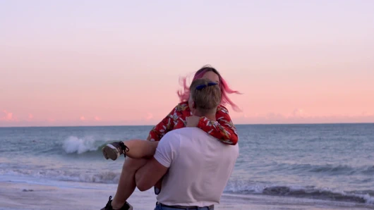 Sahilde romantik bir randevudan sonra kaslı adamla sıcak seks