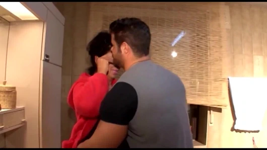 Büyük memeli orta yaşlı seksi kadın ve büyük kaslı adam amcığı memelere boşalıyor