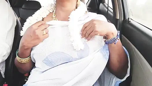 Hintli kadın arabada seks yapıyor Güzel sari ev hanımı üvey oğluyla sikişmeye çalışıyor car drive.telugu edepsiz konuşmalar.