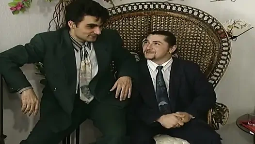 Harika kızlar tüm deliklerinden sikişiyor