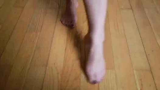 Sheer naylon ayaklar ahşap zeminde kayar - yavaş asmr kayan sesler