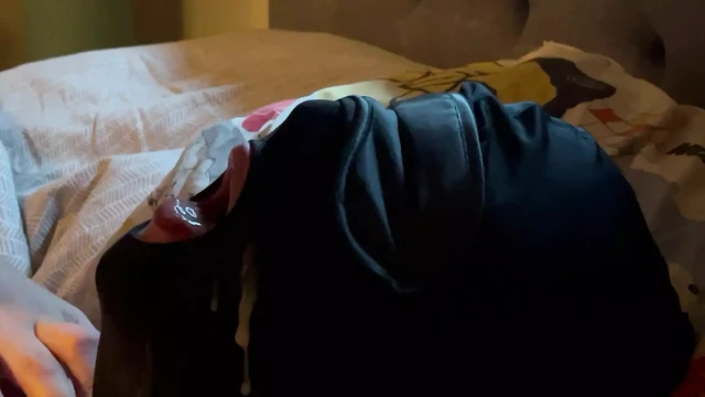 Itaatkar dom'un yarağını emiyor