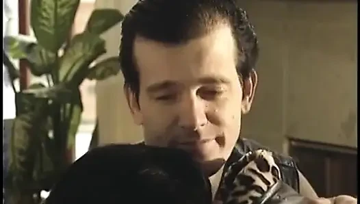Azgın sürtük oturma odasındaki kanepede sikilmeden önce yarak emiyor
