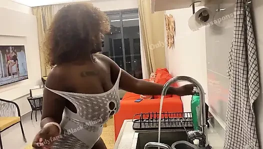 Büyük götlü blackminaj mutfakta sikiliyor (tam video)