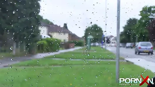 Tatlı bebek lucia aşk pissing açık havada