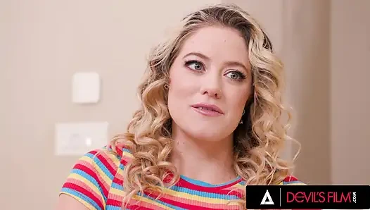 Devils filmi - River Lynn üvey baba Tommy Pistol'a sert anal sikişmek için geri çekilmeden erken dönüyor