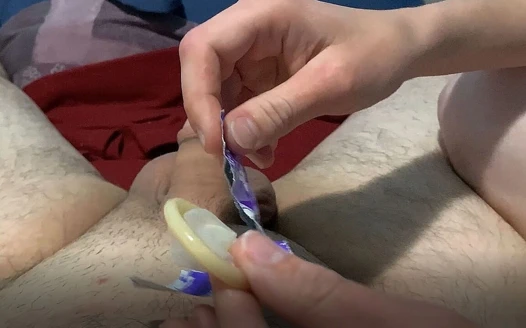 Prezervatifle beni sıvazlıyor ve içime boşalıyor