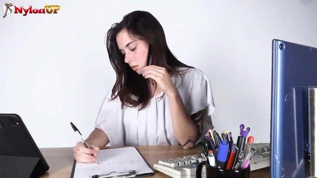 Baskın patron ayak seven sekreterinin başarısızlığını repremands