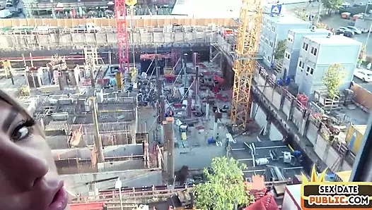 Halka açık sürtük bakış açısıyla büyük zenci yarağı tarafından domaltılarak sikiliyor