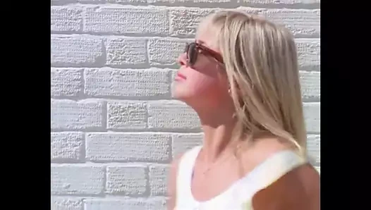 Beyaz adam güvenle oynuyor