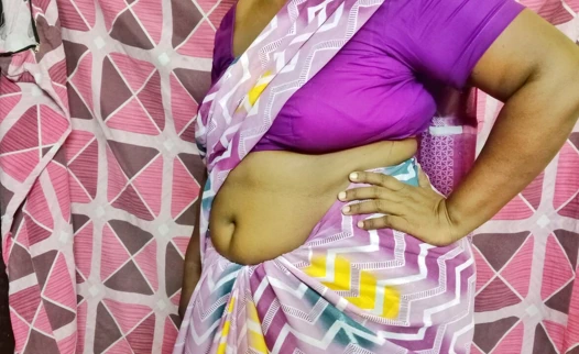 Güzel bir Tamil evli kadın, seksi bir sariyle, şehveti uyandırıyor ve işe gidiyor.