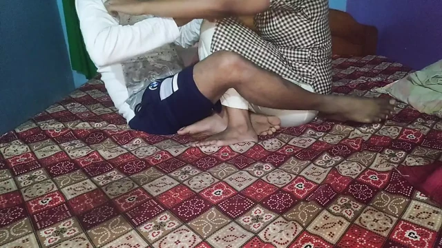 HD Heather Deep ormandaki izi keşfediyor ve içine boşalıyor
