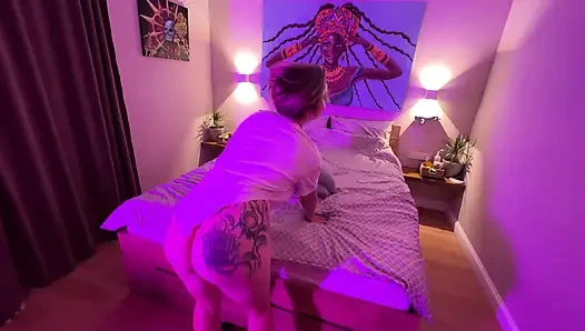 Yatmadan önce sikişiyor, böylece amcık huzurlu bir şekilde sikişiyor