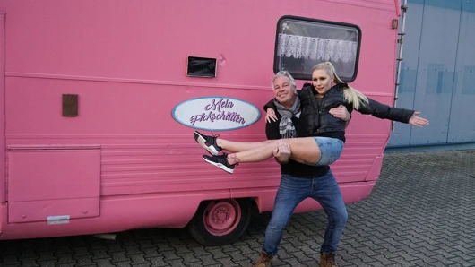 Yaramaz Alman kız baştan tarafından bir dik eski adam için sikme