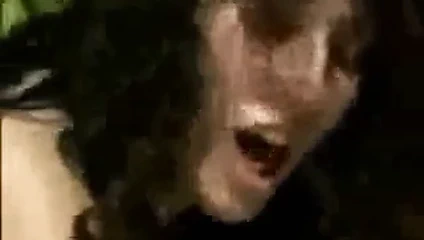 Sibel kekili melodi çubuğun havuzunu temizlemek için burada