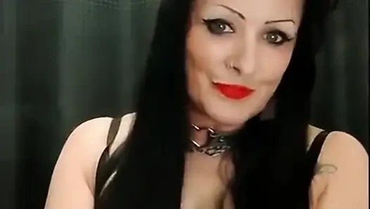 Tanrıça biraz yavaş sigara içiyor