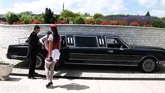 Kıllı amcıklı büyük memeli esmer orta yaşlı seksi kadın üçlü seks için sert yarak istiyor