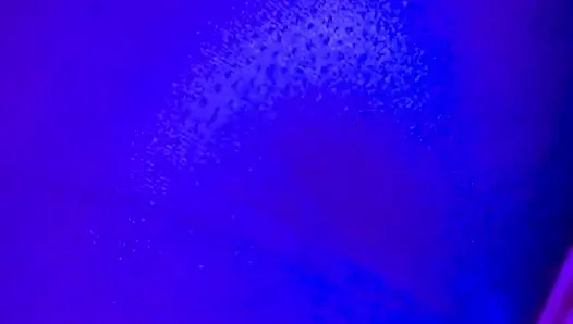 Zenci tanrıça sızdırıyor: neon tanga ve dildo fışkırtıyor