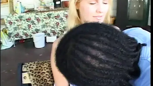 Yaramaz sarışın tatlı Rebecca Starr göt körfezinde siyah çapayla düşürülmekten hoşlanıyor