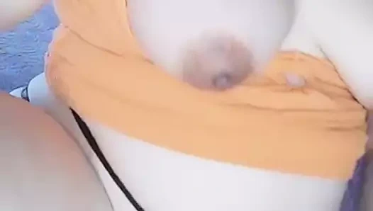 Büyük götlü seksi ve güzel Meksikalı orta yaşlı seksi kadın hamile ve tüm kıyafetlerini çıkarıyor ve seksi vajinasını ve götünü gösteriyor