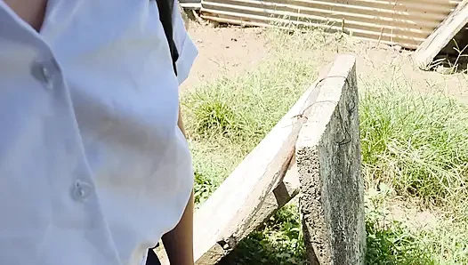 ÜNIVERSITELI KıZ ÇIFTÇILERE SU ISTIYOR ARKADAŞLARı TARAFıNDAN GERIDE BıRAKıLDı