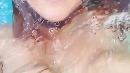 Ağır çekimde havuz eğlencesi. Bu göğüsler çok su sıçratıyorlar, değil mi?