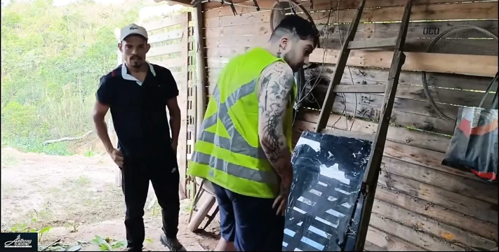 Patron ve çalışan çalışan görevini bitiriyor ve patronu onu terli görünce çok tahrik oluyor