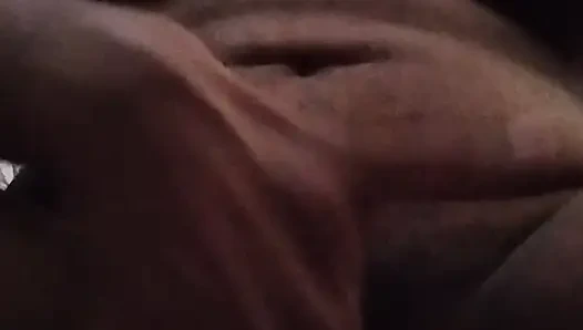 Hintli sürtük kız amını parmaklıyor ve meme uçlarını çimdikliyor