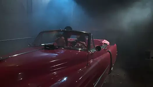 Seksi esmer Celeste Star arabanın arka koltukta sikiliyor