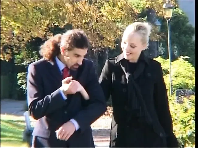 Очень горячая оргия с возбужденным шмелем отсосали и трахнули в задницу