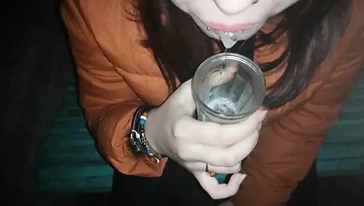 Spermi bir bardağa tükürdüm ve bıraktım