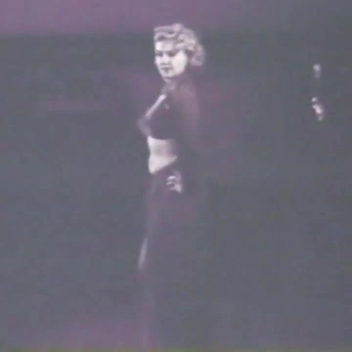 Klasik vahşi sarışın striptiz