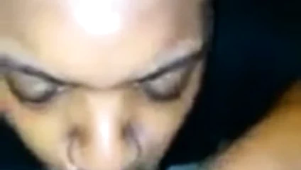 Humm! que c'est doux son gros clito et sa belle chatte.