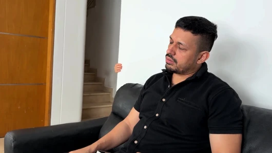 I FIND A STRANGER ON A DATING APP, HE COMES TO MY HOUSE AND FUCKS ME WITH HIS HUGE COCK BEHIND MY IDIOT HUSBAND'S BACK