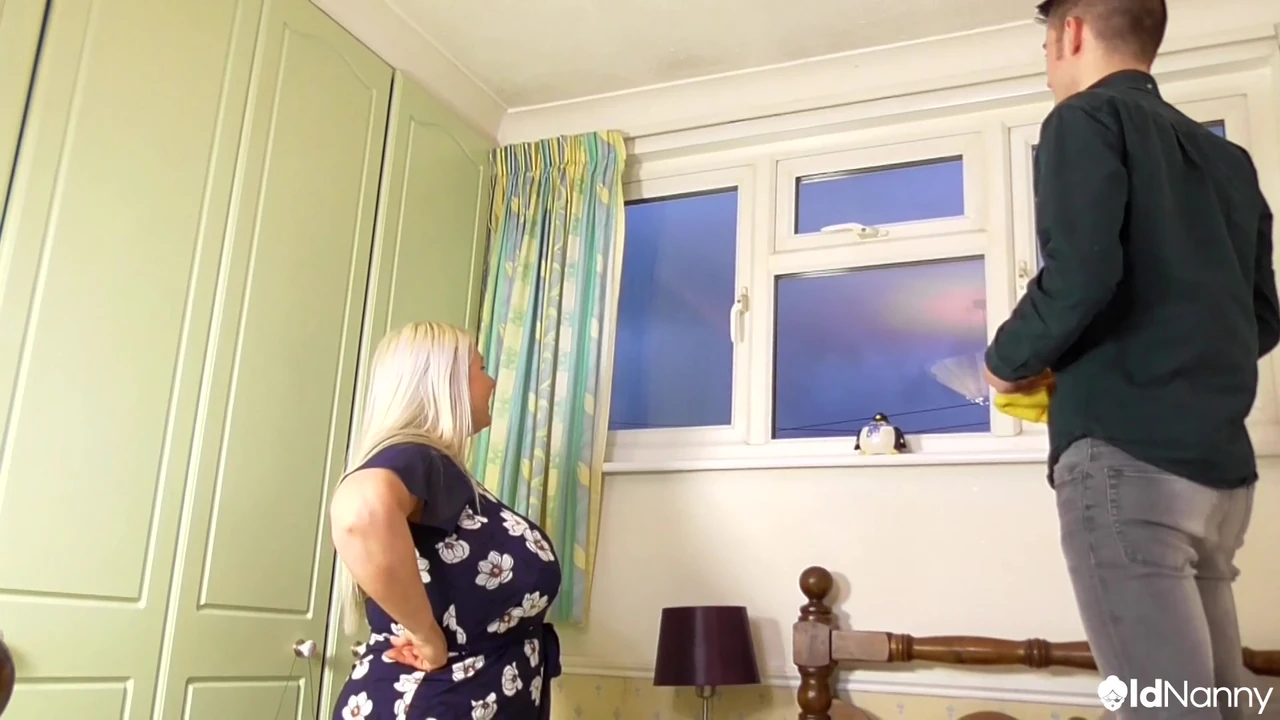 Busty MILF Sammy Sanders gets into naughty deal with handyman