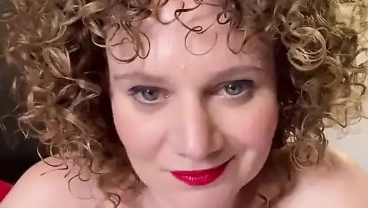 Büyük memeli Merce göğüslerini sert kırbaçlayarak kendini cezalandırıyor