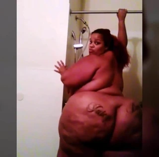 Sulu bomba - büyük götlü iri güzel kadın