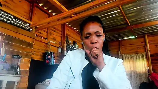 Büyük götlü rol yapma yöneticisi potansiyel çalışana röportaj veriyor ve pozisyon almak için geri sayımda onu sıvazlıyor ve boşaltıyor!