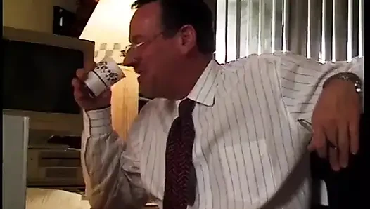 Azgın patron genç kızıl saçlı kızı sikmeyi seviyor.