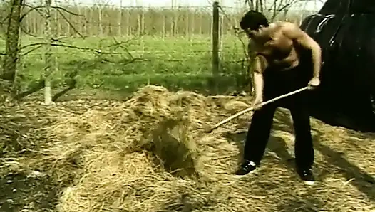 Kameraman iki çiftlik çocuğunu sikişirken yakalıyor