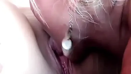 Güzel götlü çarpıcı lezbiyen kızlar yatakta, dildo sikişi seansında