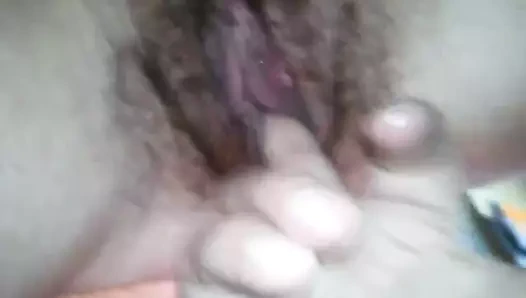 Göğüsler ve bir ıslak kedi