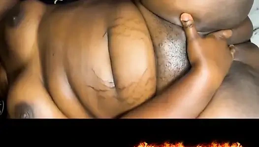 Yağlı masaj derin amcık penetrasyonuna dönüşüyor ve ateşli kendini parmaklıyor